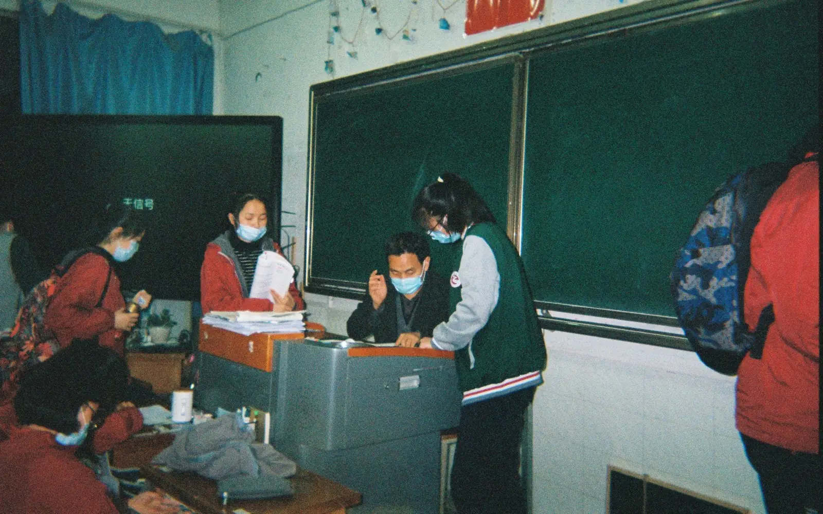 教室で学ぶ日本の生徒たち