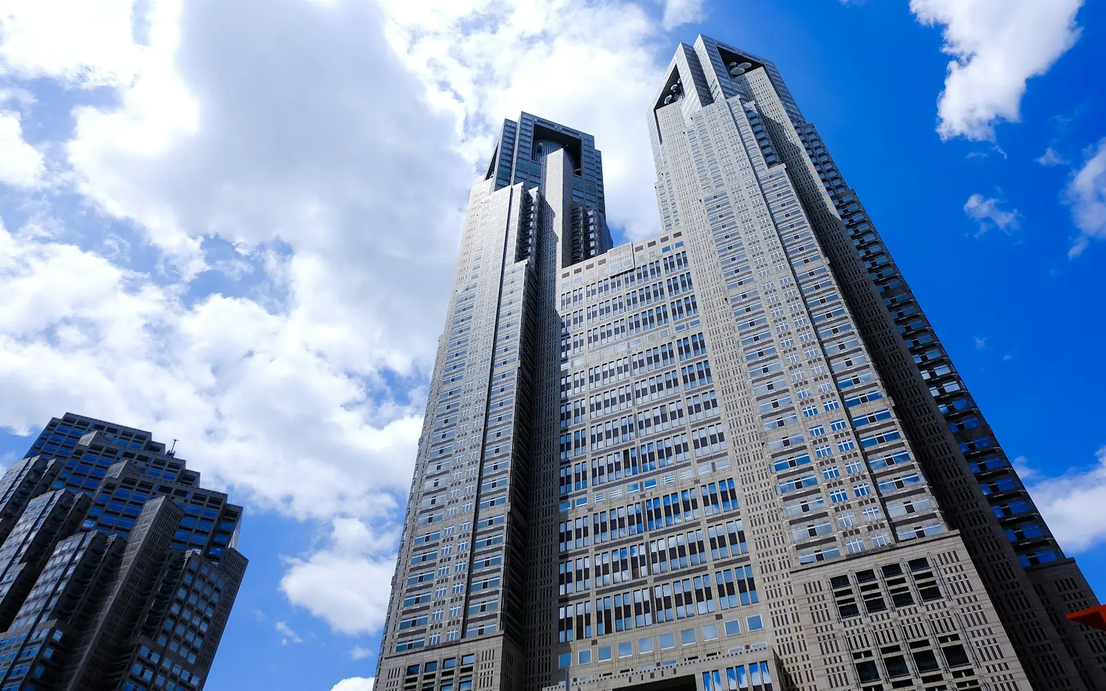青空にそびえる東京都庁