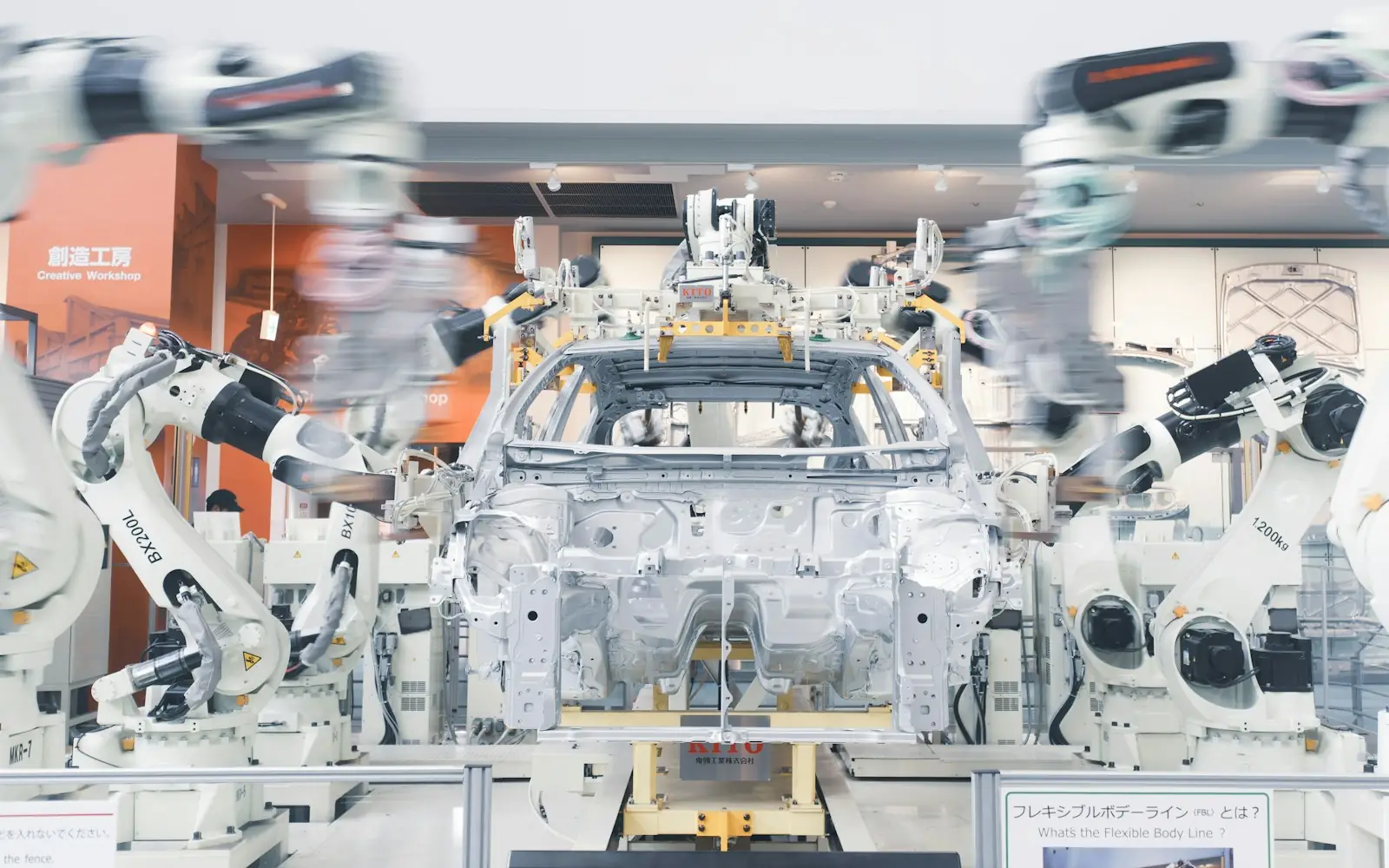 自動車の車体を組み立てる産業用ロボットのライン