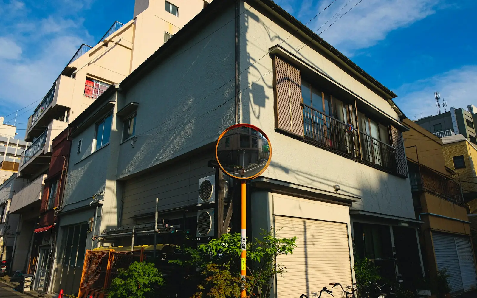 日本の住宅街に建つ集合住宅