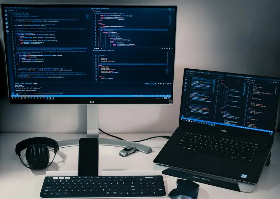 コードが表示された2台のモニター